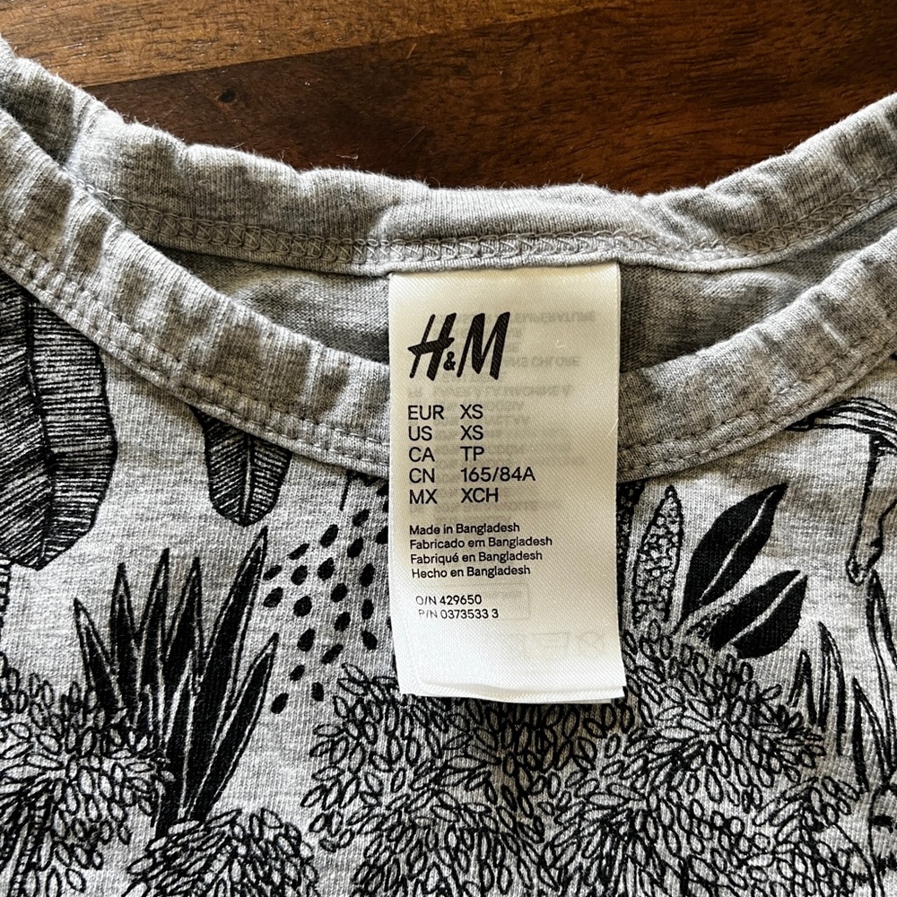 H&M Heather Gray T-shirt Top with Black Floral jungle Design XS